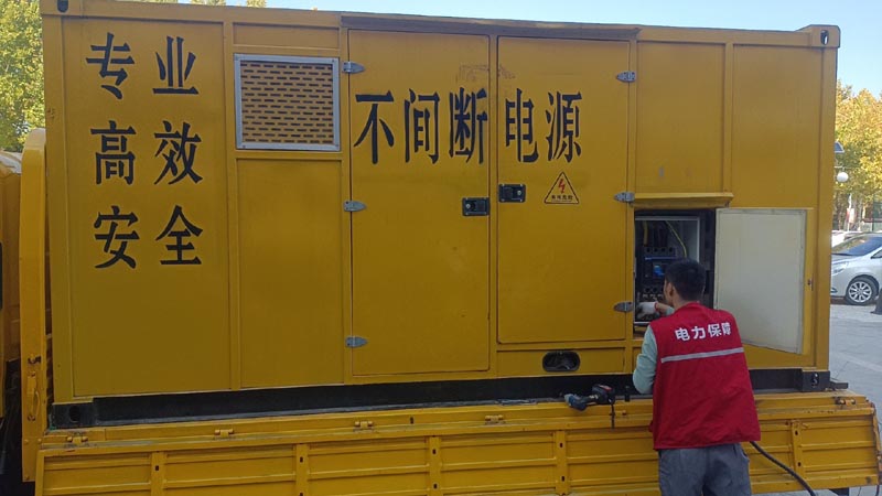 万年柴油发电机组和UPS电源配合使用时，如何避免切换过程中的电力中断？
